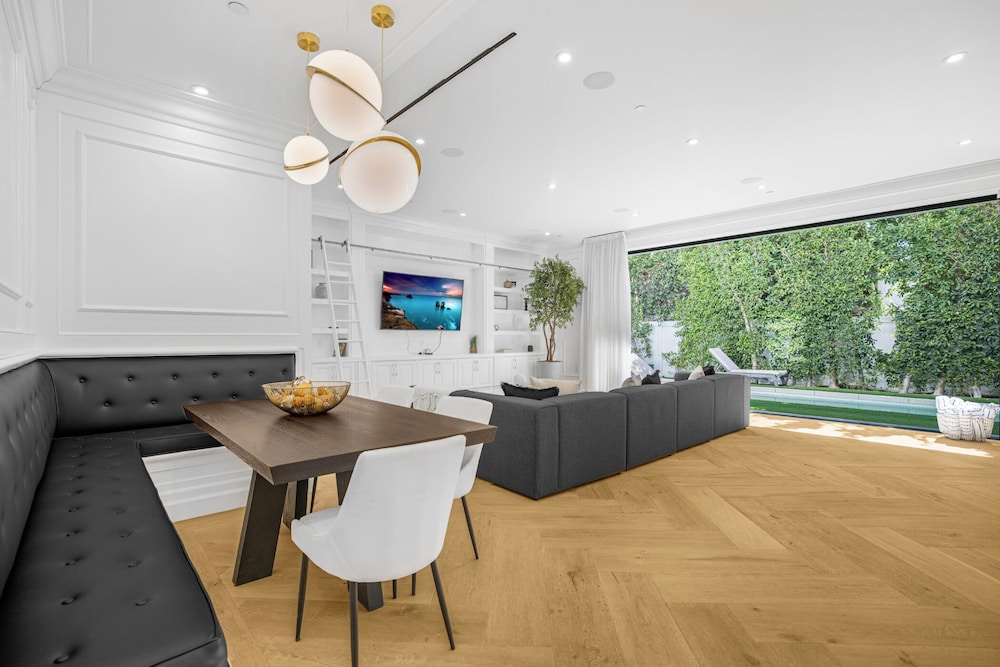 Spaulding Ave Farmhouse - Bespoke LA Home w/ Pool & Home Theater