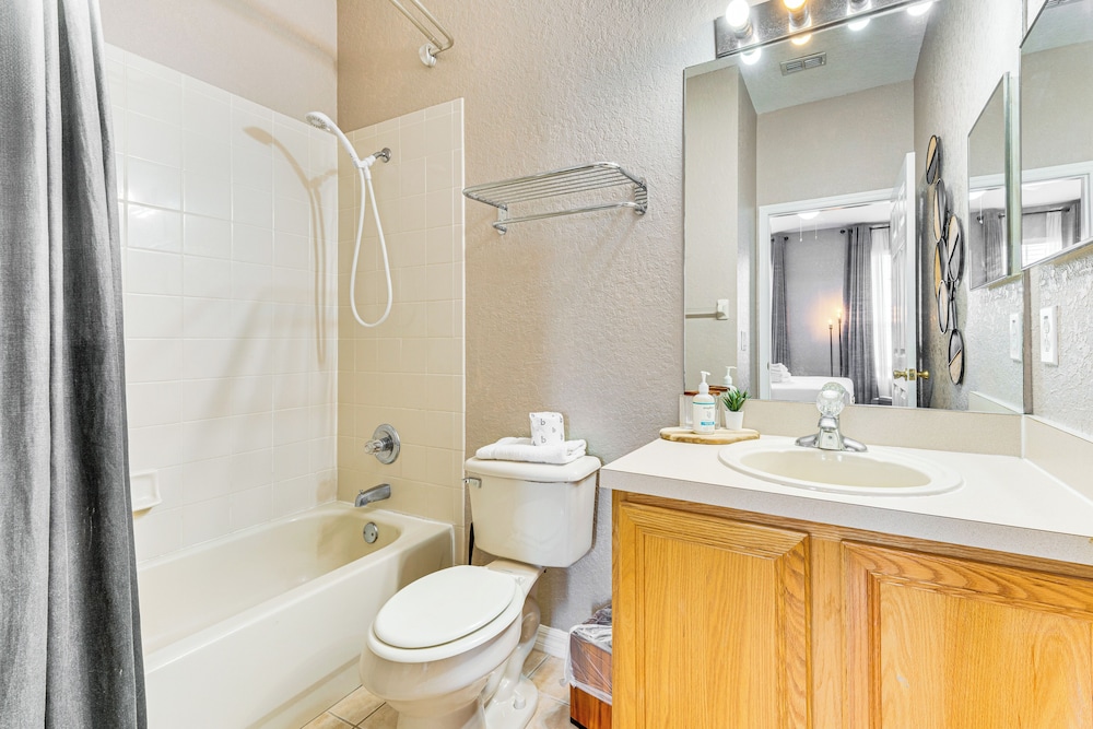 9 Mi to Wdw: Townhouse w/ Balcony in Davenport!