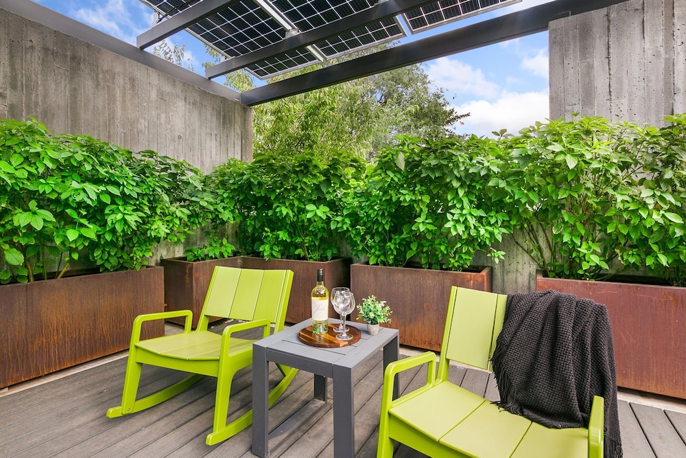The Overlook - Luxe Old Town Condo w/ King Suite