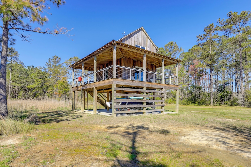 Riverfront Haven: Converted Barn w/ Deck in Aurora