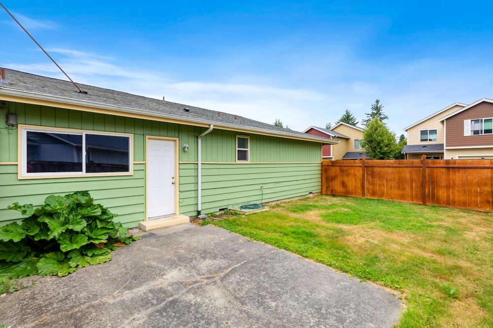 Bright 2BR Lynnwood Retreat