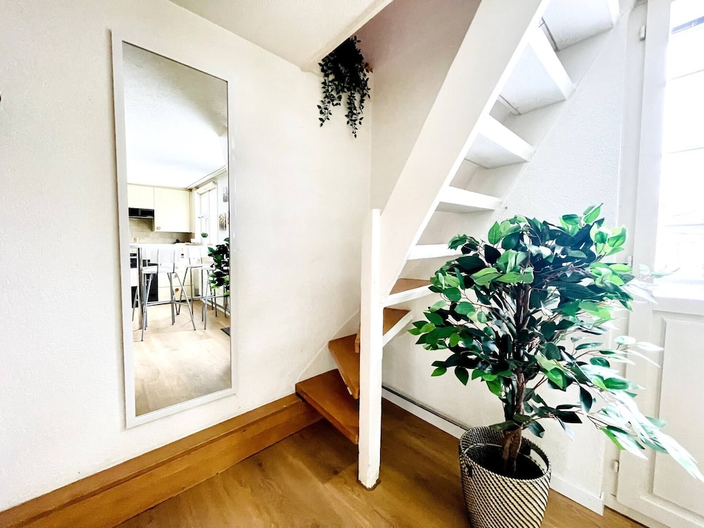 Einzigartige Schöne Altbau- Wohnung Im Zentrum