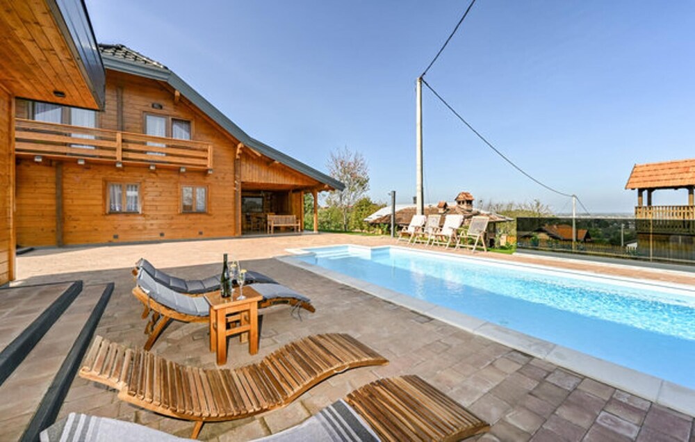Dream Villa Sleeps 8 With Sauna