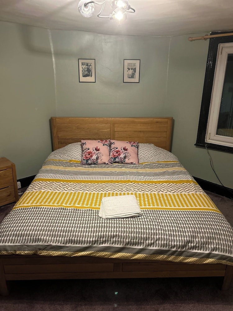 Gloucester - 2 Bed House - Sleeps 7 - Pet Friendly