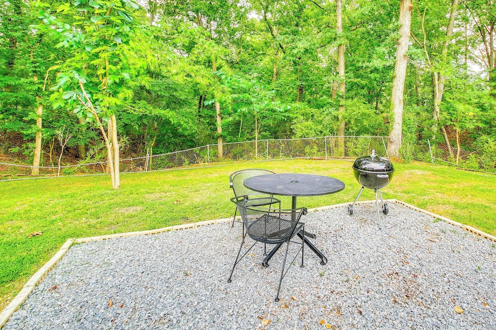 6 Mi to Dtwn: Hot Springs Abode w/ Yard!