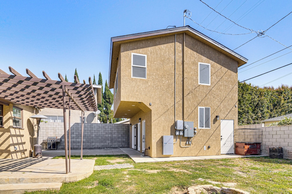 4 Mi to Sofi Stadium: Pet-friendly LA Area Home