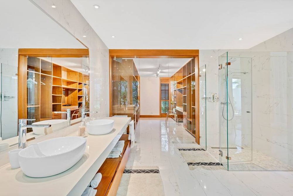 Modern Oasis Stunning Views of Golf Course River