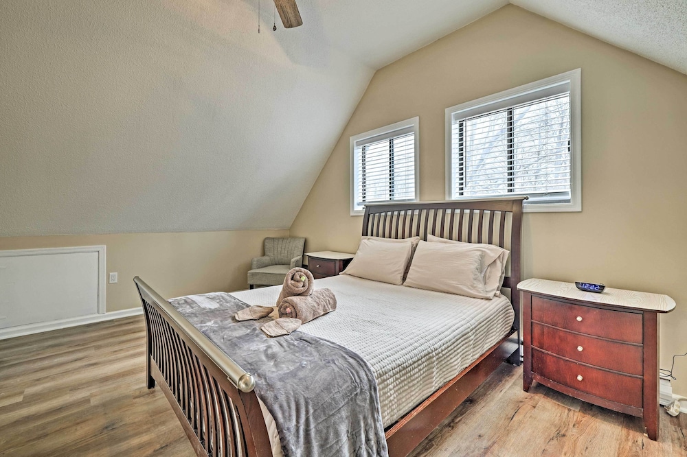 Golf, Ski + Fish: Cabin w/ Deck in Tobyhanna! view 3