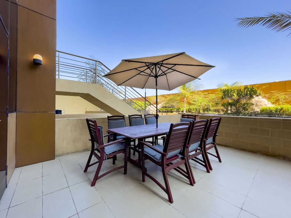 1B-Tiara Aquamarine-G05 by bnbme homes