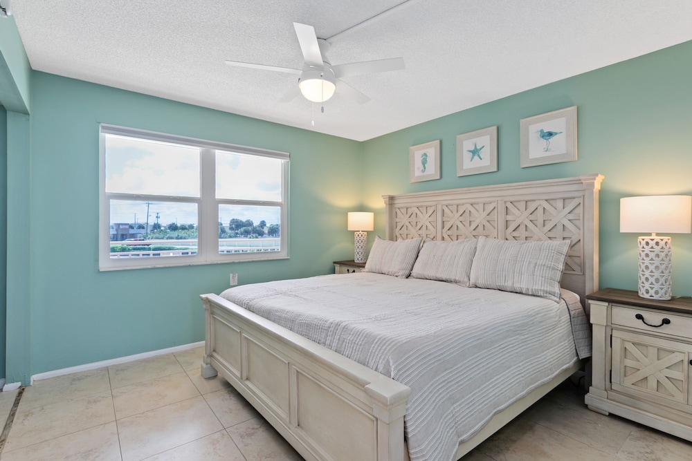 Paradise Beach Club by Happy Palm Stays