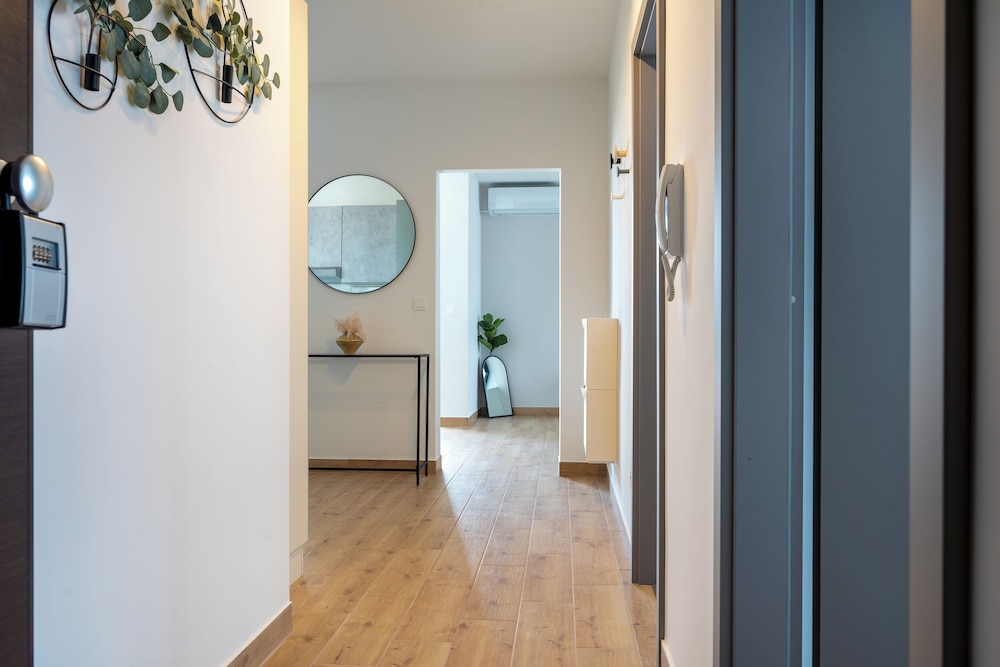 Modern apt With Balcony, 12 min Walk to the Beach