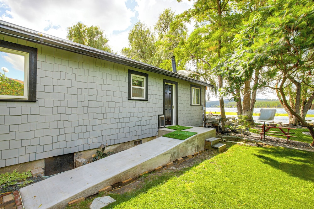 Hot Tub, Deck & Mtn Views: Nine Mile Falls Duplex