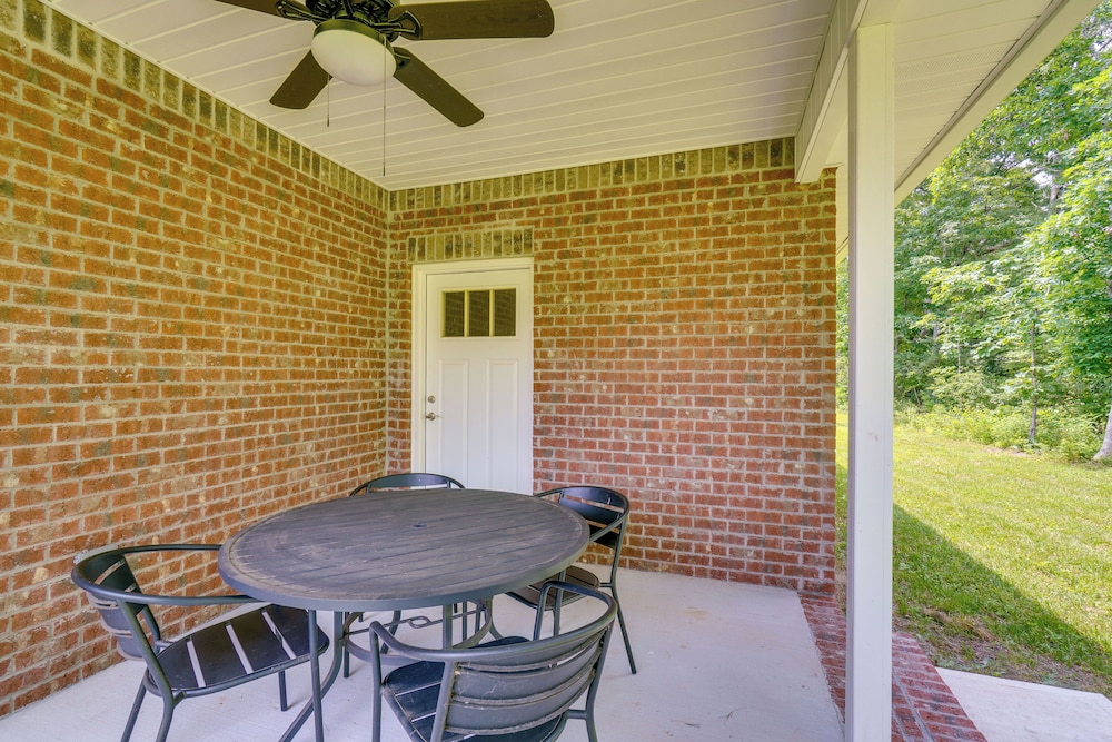 1 Mi to Dtwn Crossville: Spacious Home w/ Patio!