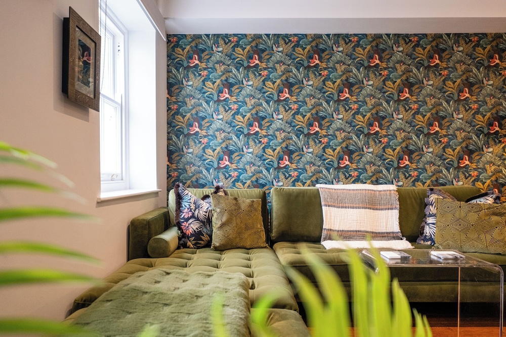 Stunning High Street Loft in Cheltenham