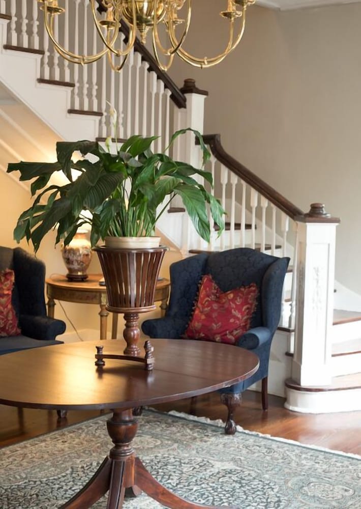 Carriage House Inn