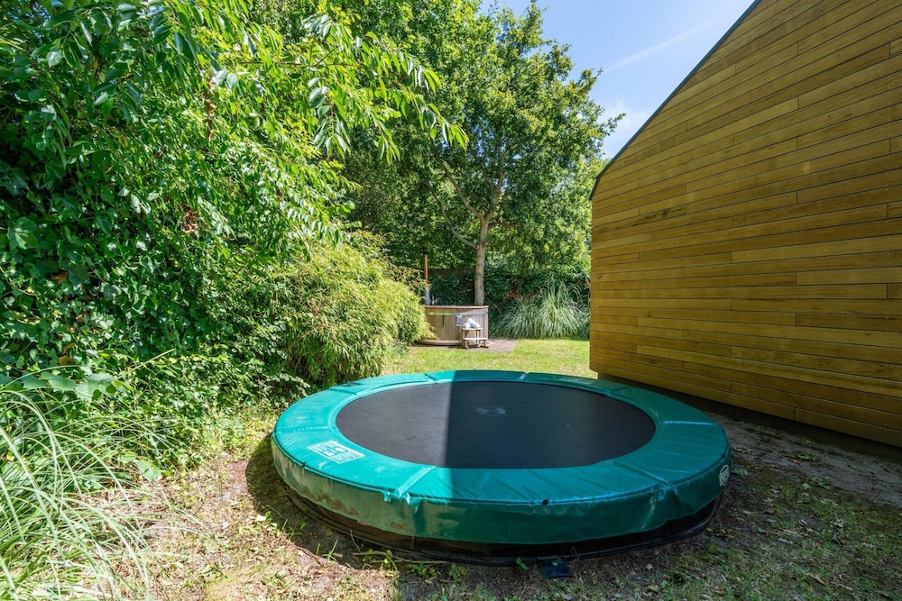 Charming 8-person Villa With hot tub Near the Forest