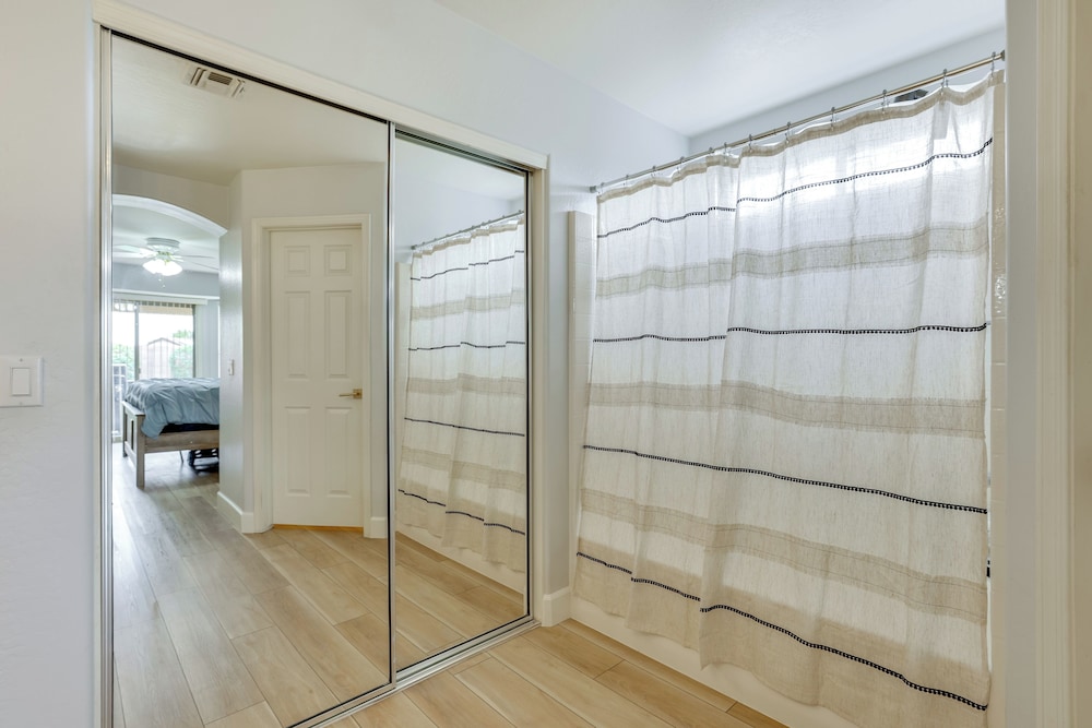 Spacious & Fenced Yard: Relaxing Home in Surprise