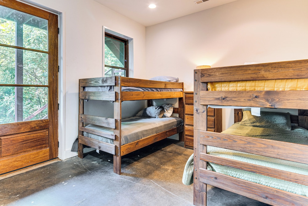 Hot Tub & Mtn Views: Modern Old Fort Hideaway!