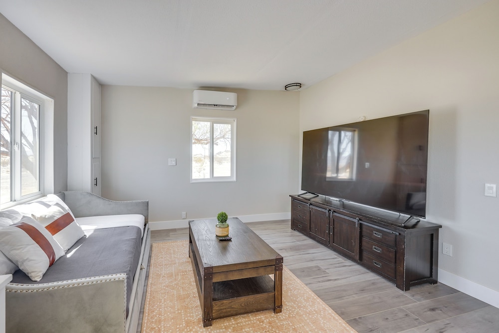9 Mi to Joshua Tree NP: Secluded Desert Home!