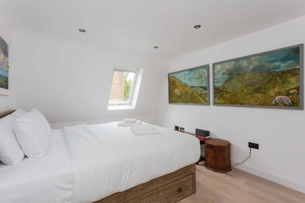 Contemporary 2 Bedroom House in Vibrant Shepherds Bush