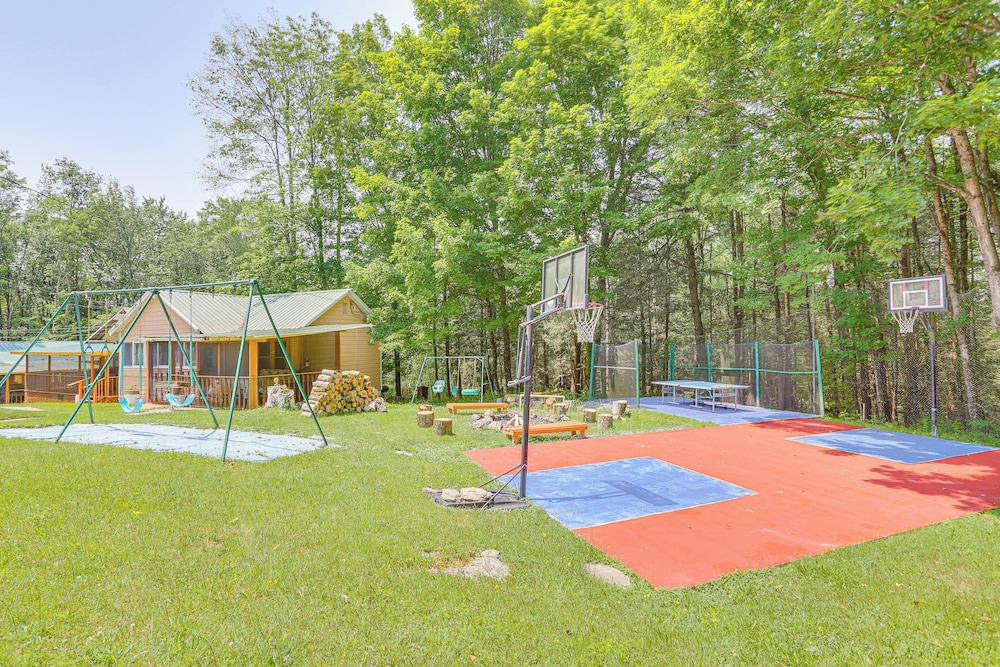 5 Mi to Monticello Raceway: Cabin w/ Pool Access!