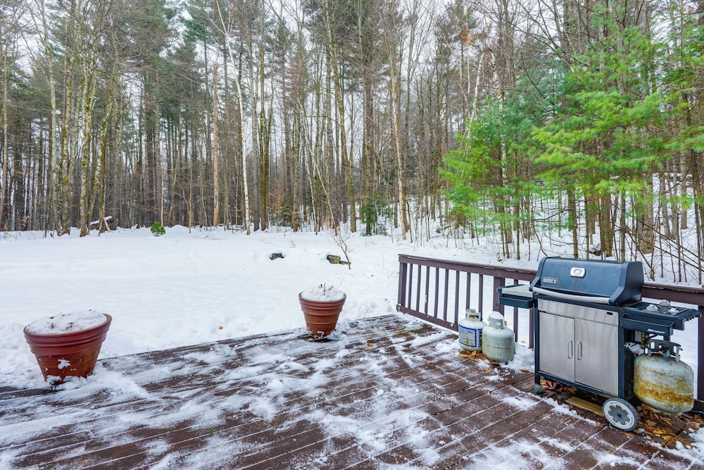 7 Mi to Mt Snow Resort: Family Home w/ Fire Pit!