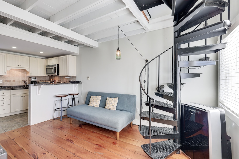 Walk to Beach: Charming Condo in Provincetown!