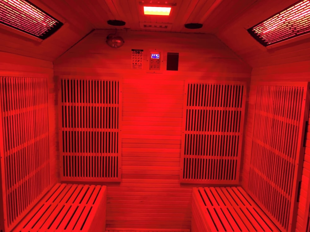 Cozy Hideaway With Hot Tub & Sauna Sleeps 7