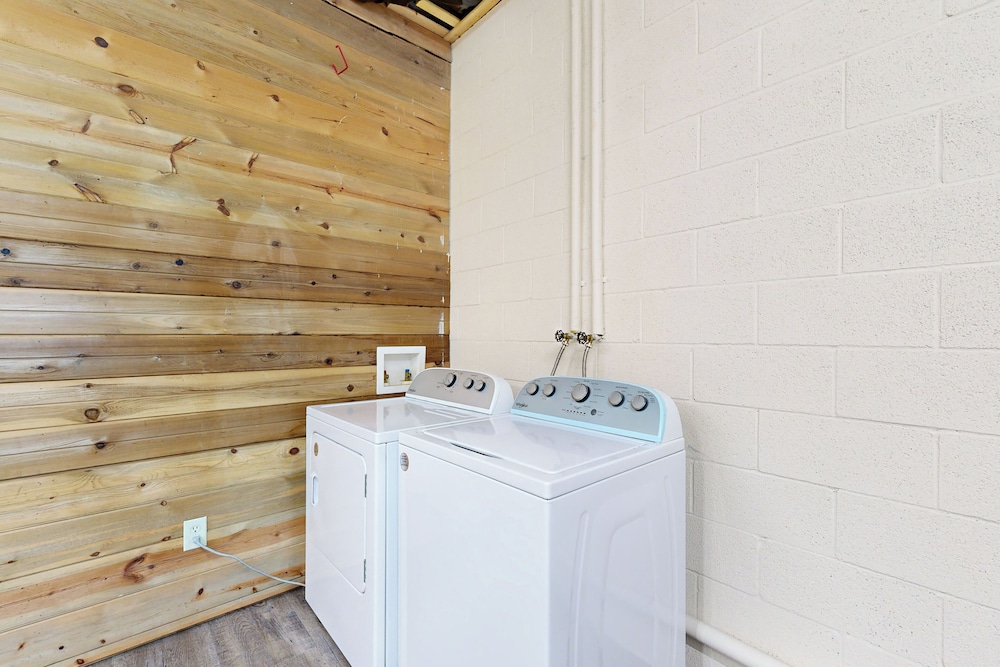 2BR House w/ A/C & Games, Close to Lake