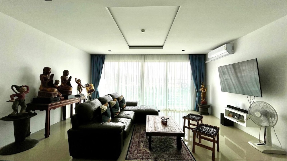 Emerald 702 - Triplex Penthouse With Stunning View