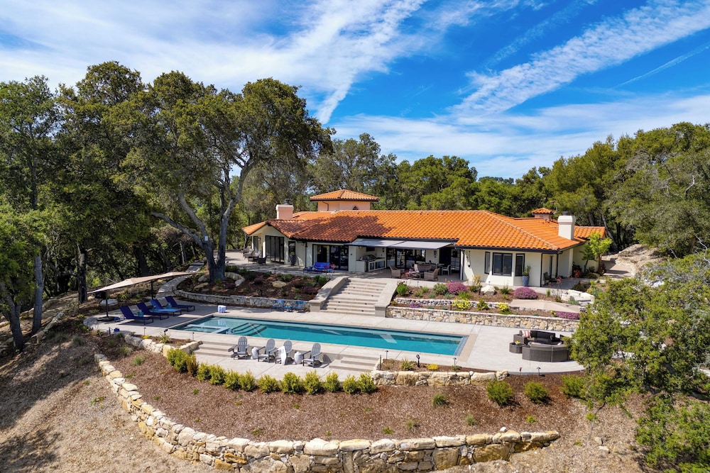 Rancho Robles by Avantstay Vineyard Villa w/ Views, Pool & Privacy