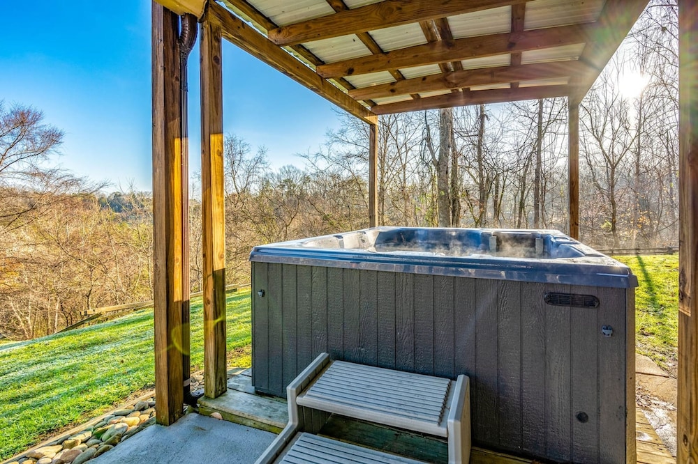 Mountain Views Hot Tub Close to PF Gsmnp
