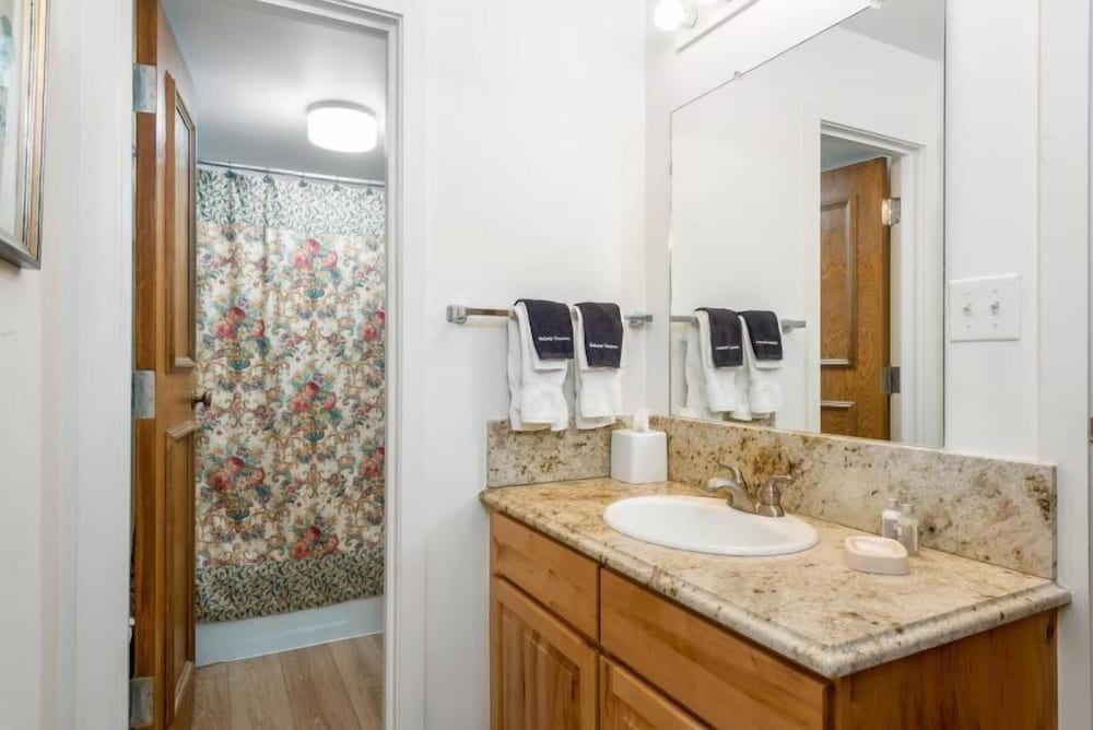2 Bedroom Mountain Condo in Vail Village at Gondola One