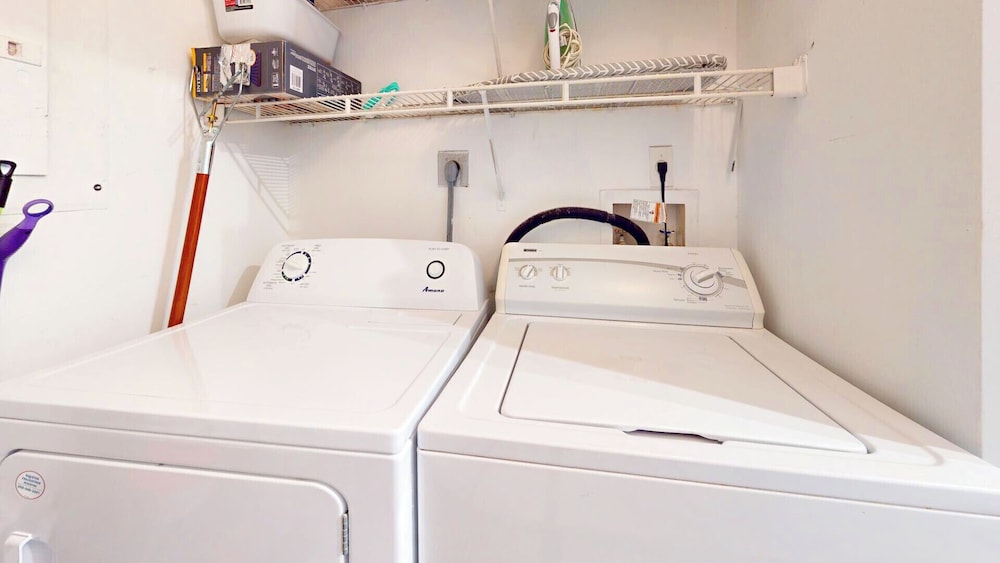 Lux Condo at Yacht Club 10min from Beach