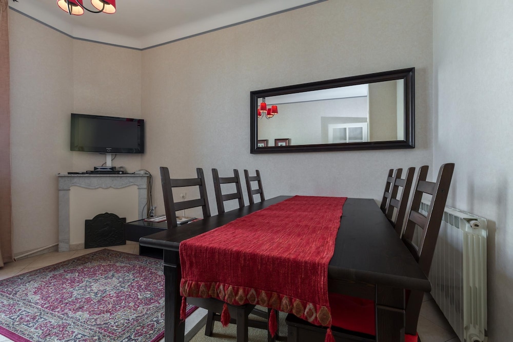 Three Bedroom two Bathroom Apartment in Center of Cannes on Quiet Street Minutes From the Palais - 2002