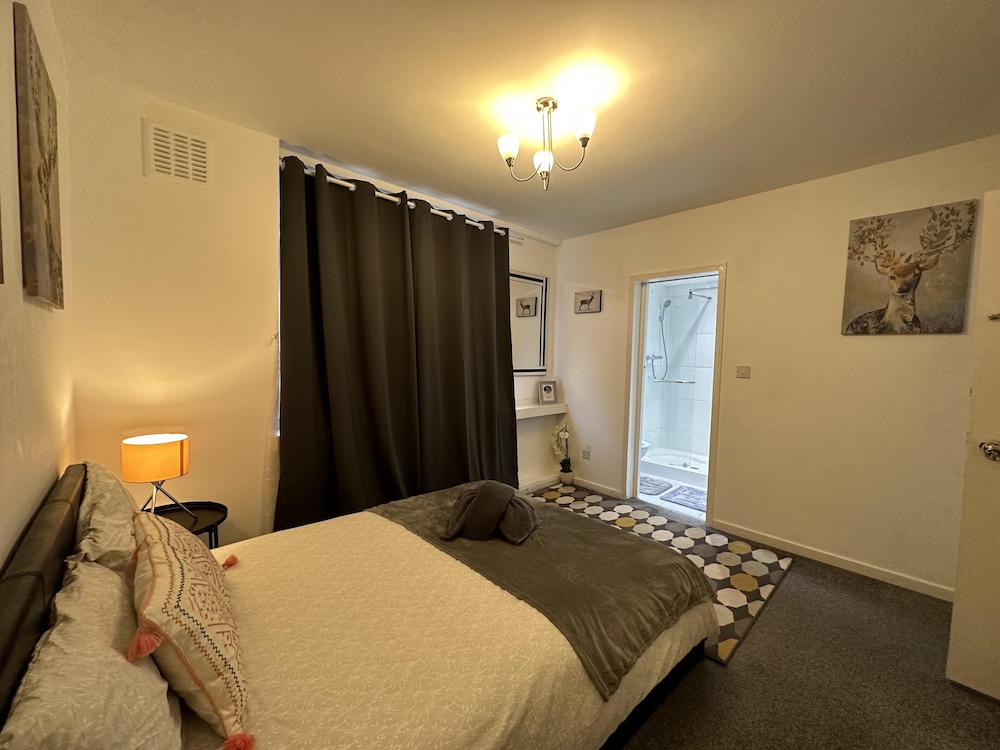 Gorgeous 4 Bedrooms, 5-baths House Central London