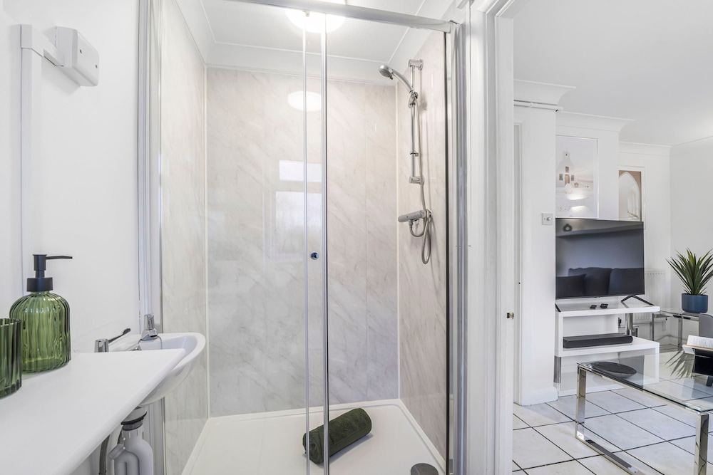 Elegant 4BR House Near City Centre Angus Suites
