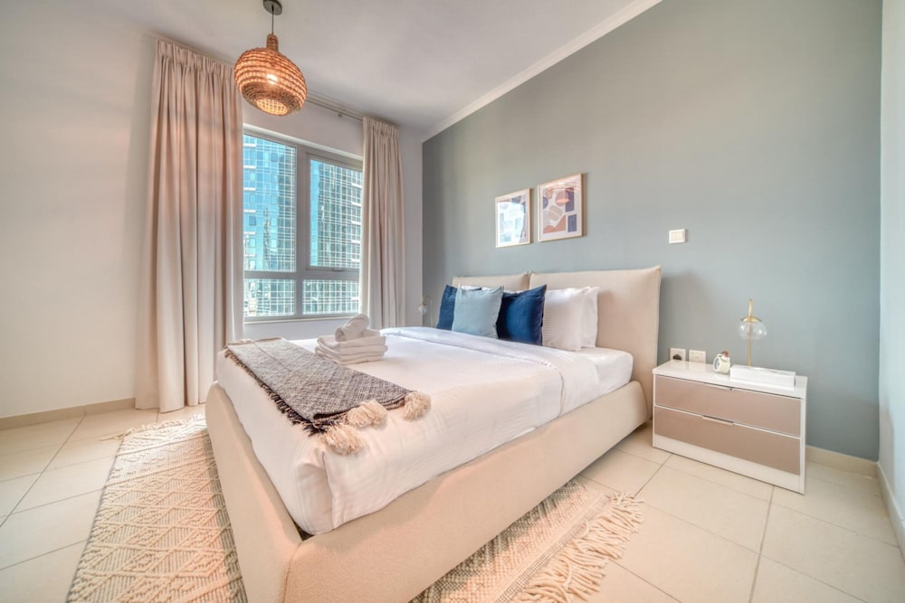 Urban Chic Downtown Apt w Dubai Fountain Views