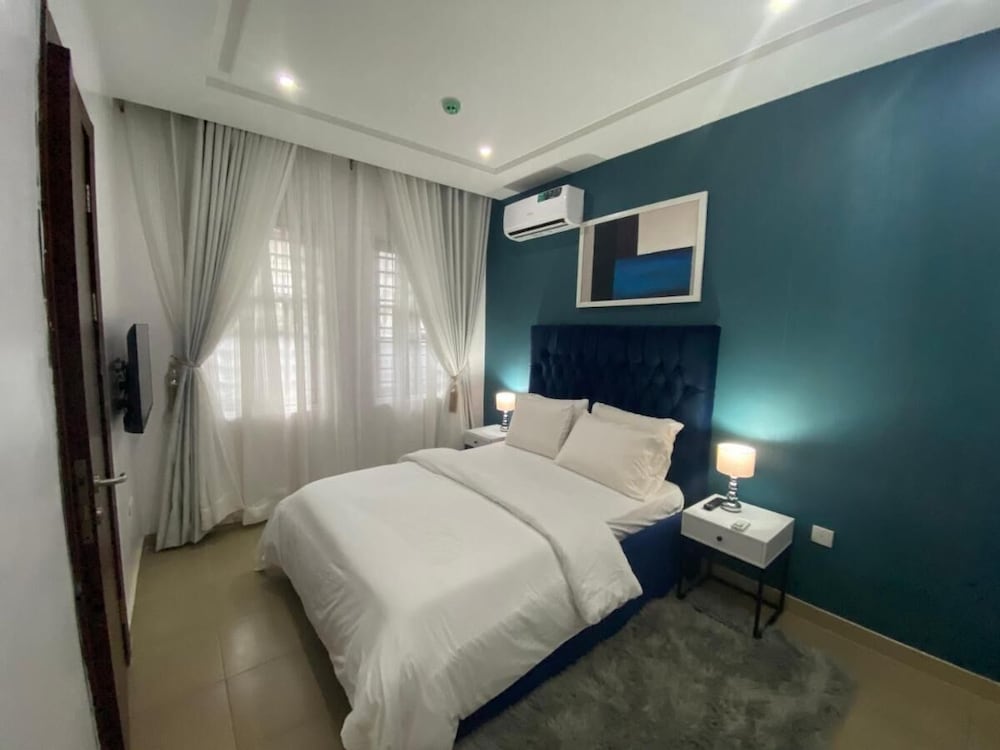 Shortlethomes- Renee's Luxury Apartments