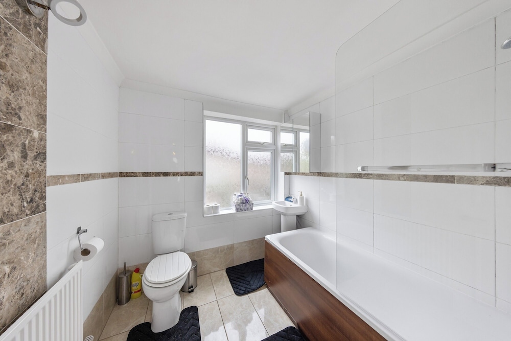 4 Bd House - Sleeps 8 With Garden & Parking