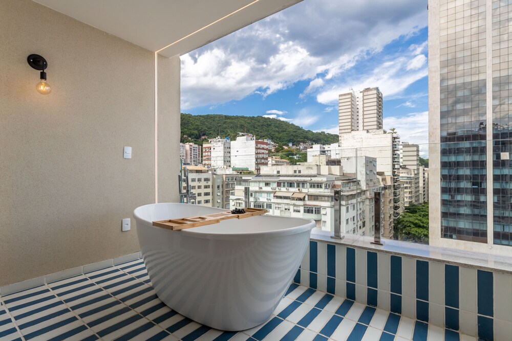 Sea View and Balcony With Bathtub Q21