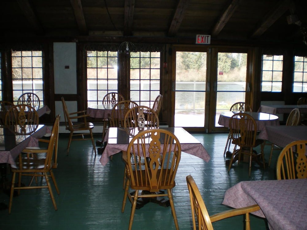 Campbell River Lodge by Riverside