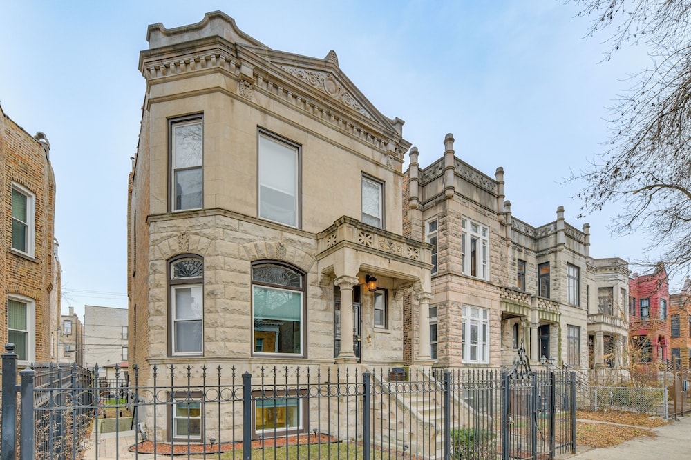 1 Mi to University of Chicago: Urban Escape!