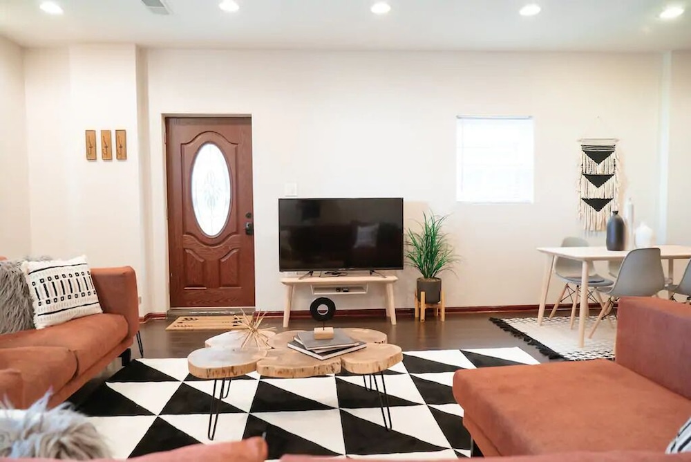 2BR Apt - Central Modern