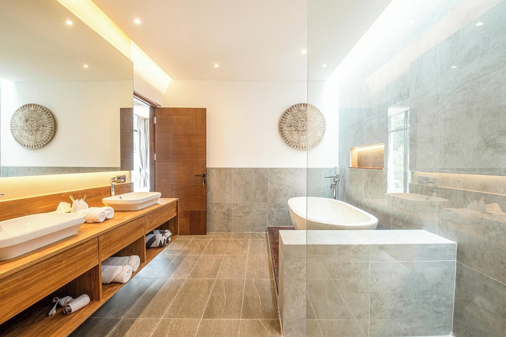 Elegant 6BR Canggu Villa Steps From the Ocean