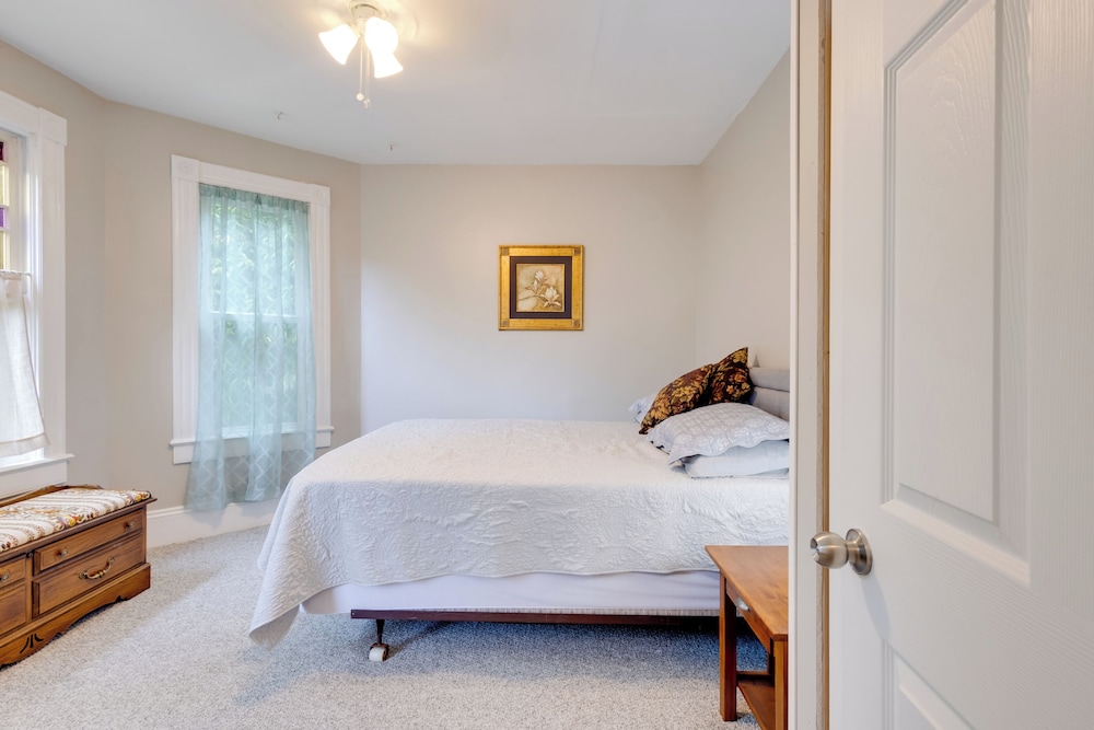 Walk to Main Avenue: Cozy Unit in Warrenton
