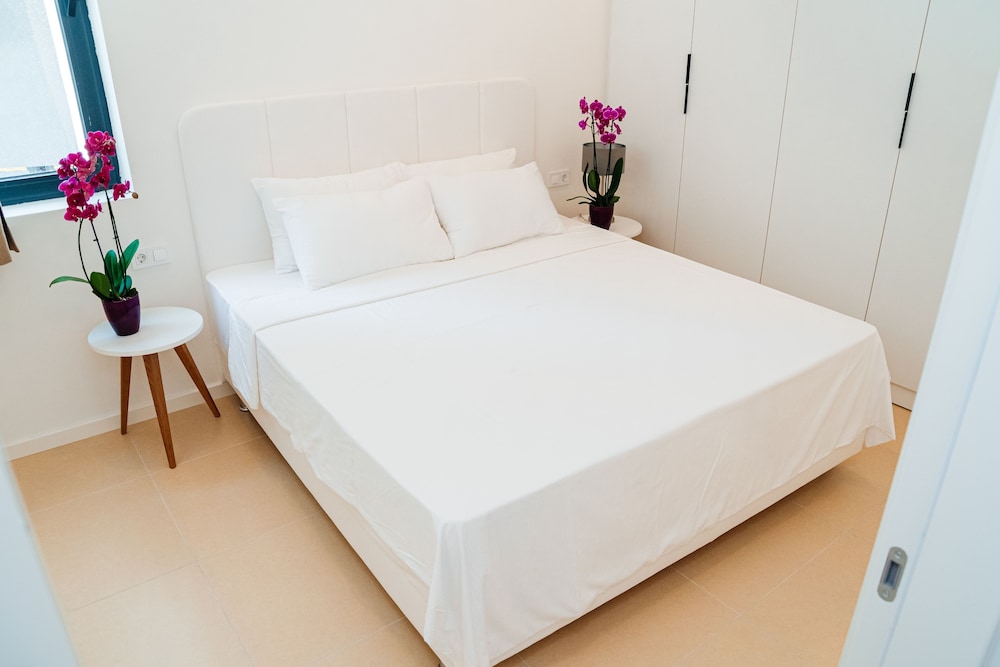 Sunraf Luxe Apartments view 3