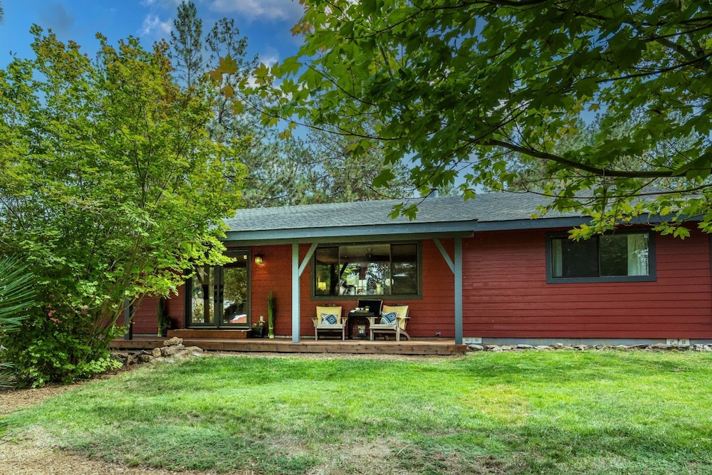 Quiet River Bend Cabin by Avantstay 35 Mins to Mt Bachelor 10 Mins to Town Centre Hot Tub