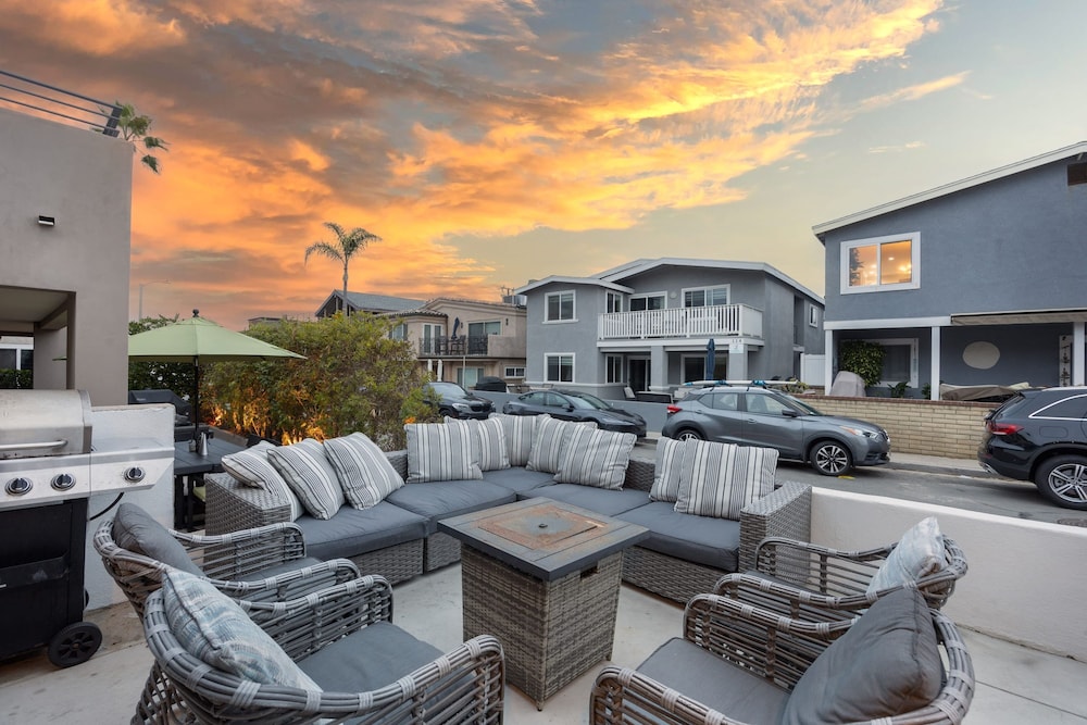 Sandy by Avantstay Oceanview Steps to Beach Patio w Fire Pit Dining Area