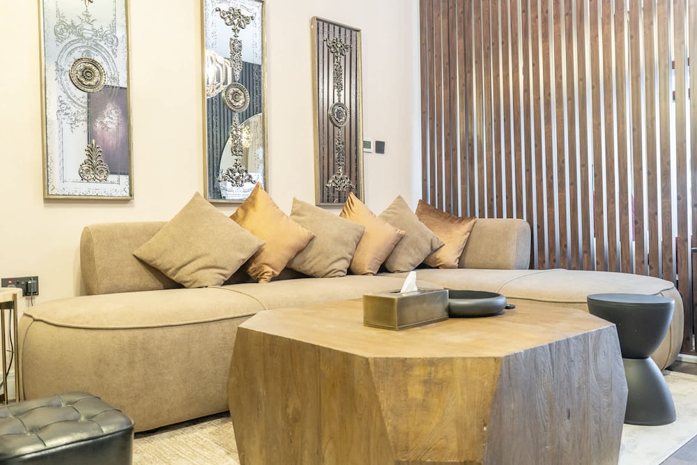 Extravagant Studio Stay for 2 in JVC